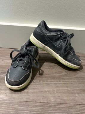 Nike Kids Low-Top Sneakers in Dark Gray with Lime Accent